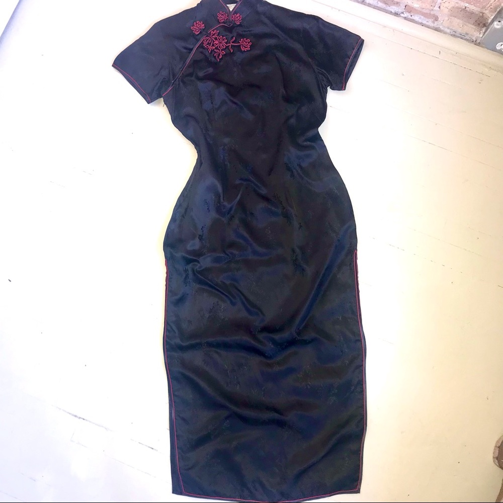 Vintage 1960s Asian inspired dress, cheongsam style. Black and red. Size 40